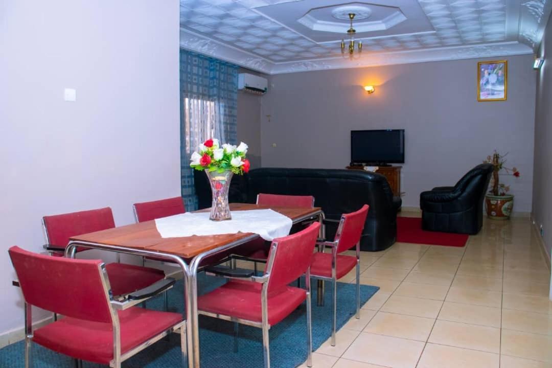 Appartement Meuble 2 Chambres Montee Jouvence Yaoundé Exterior foto